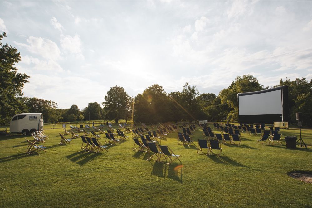 BIG cinema: Perfektes Setting dank mobiler Kino Projektoren und aufblasbarer Leinwand in unserem Kinosystem Fury